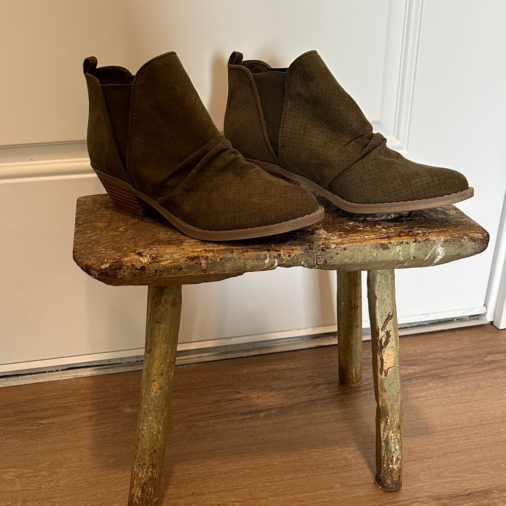 Report Women's Olive Ankle Booties